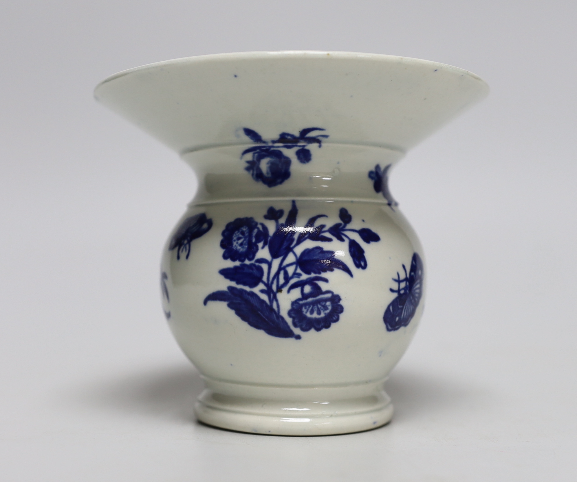 An 18th century Worcester ‘Three Flowers’ pattern spittoon, 11cm high